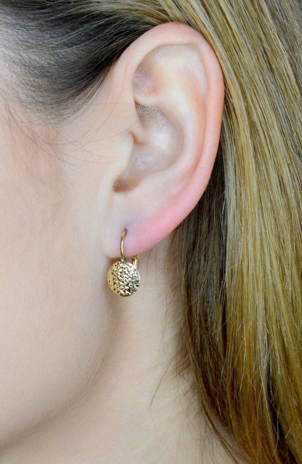 Złote kolczyki 375 wiszące okrągłe blaszki KL 1904 375. Delikatne kolczyki z ozdobnym grawerowaniem na okrągłej blaszce. Kolczyki zostały wykonane z najwyższej jakości próby żółtego złota 375. Kolczyki posiadają wygodne zapięcie na b.jpg